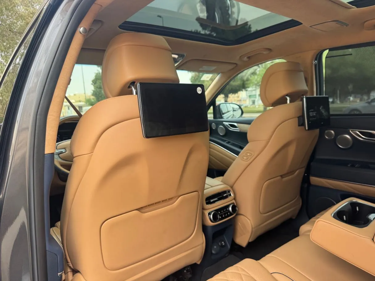 Car image 15