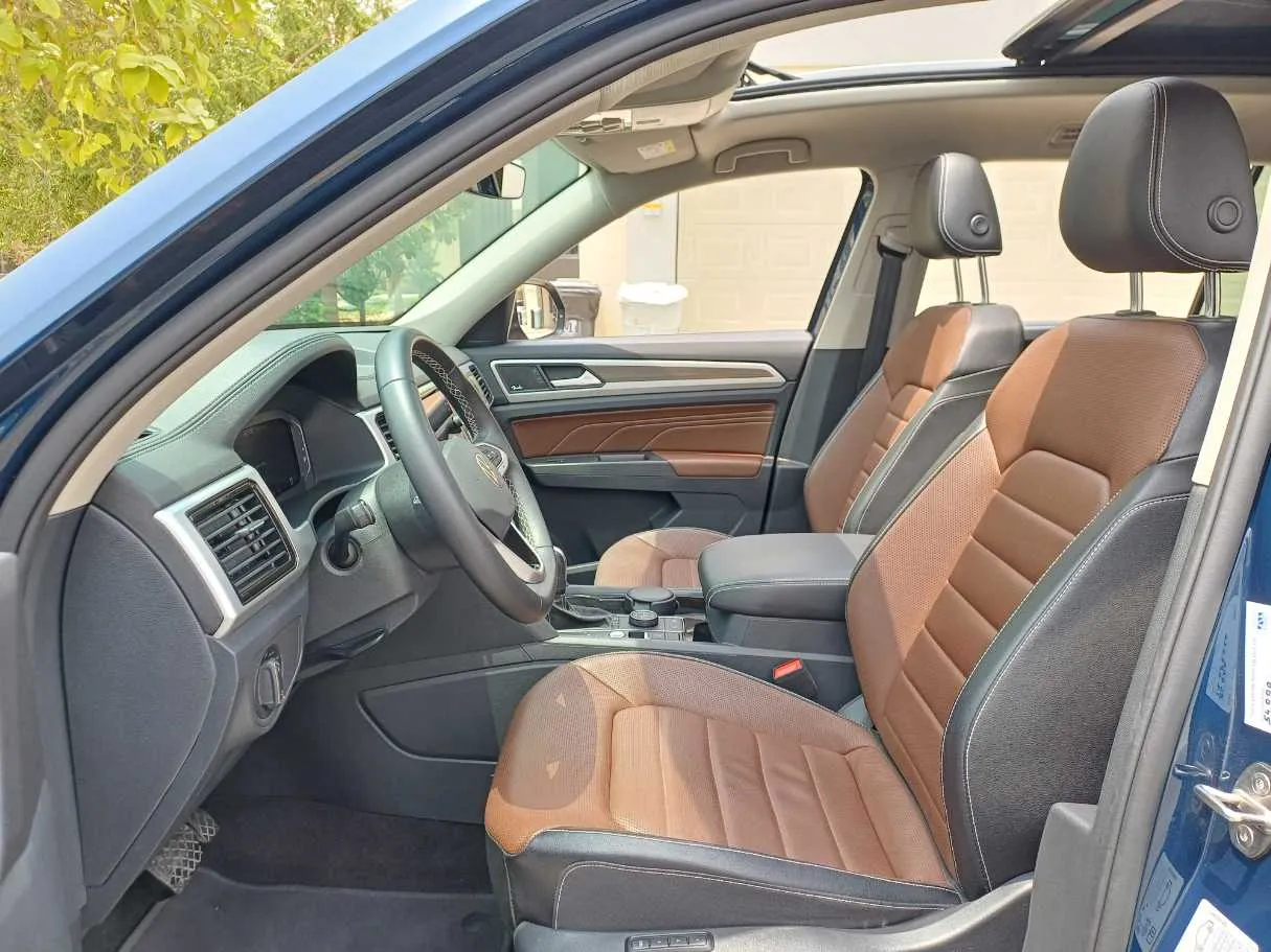 Car image 12