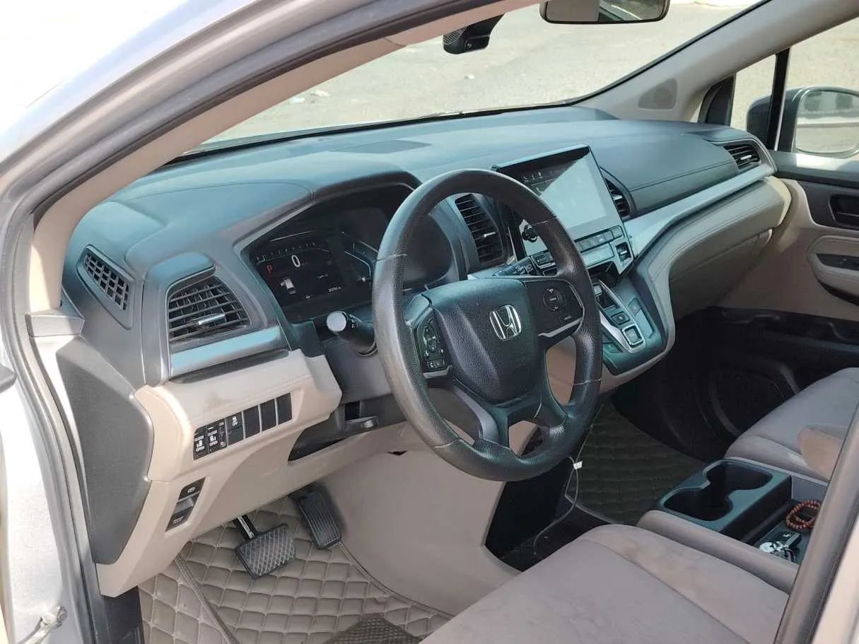 Car image 12