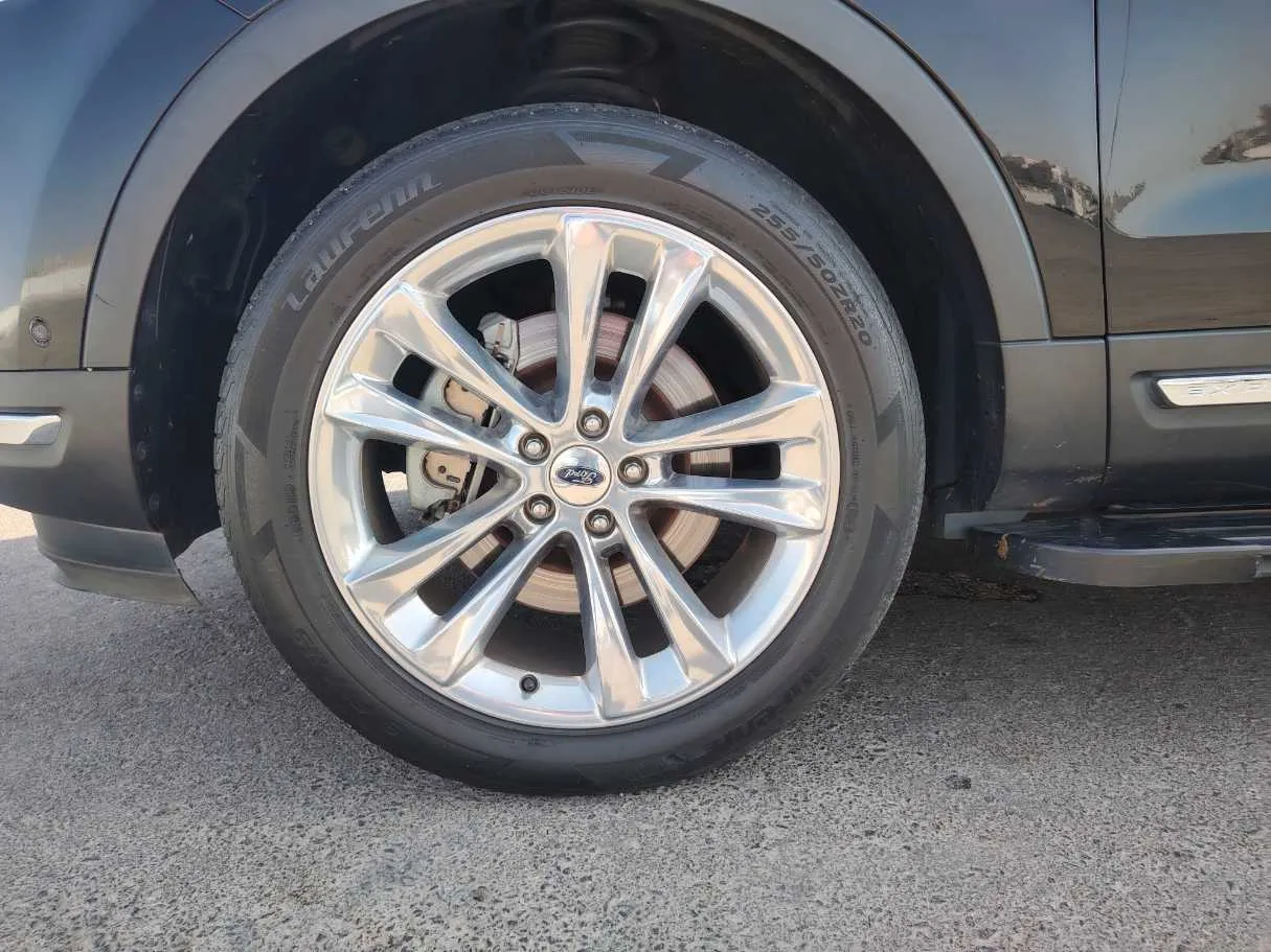 Car image 9