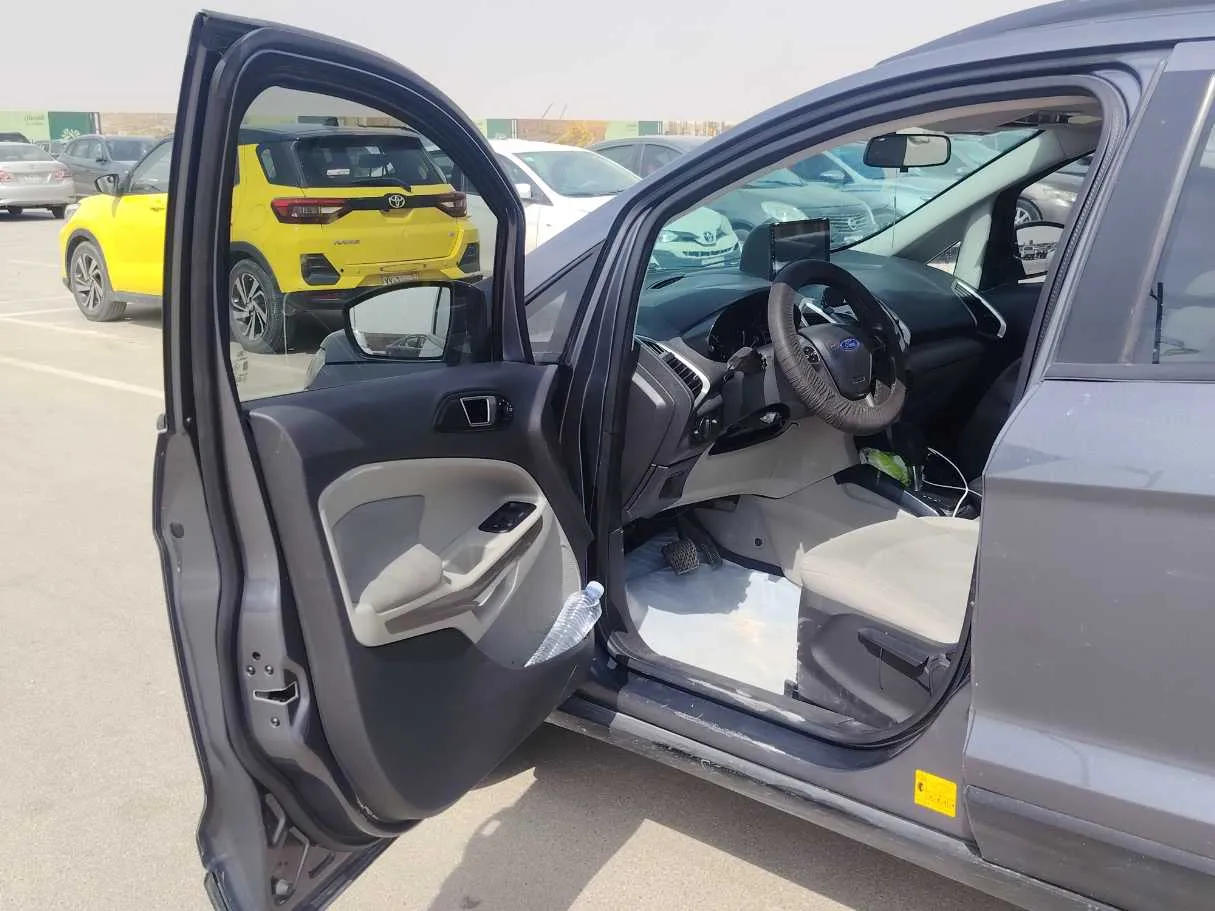 Car image 12