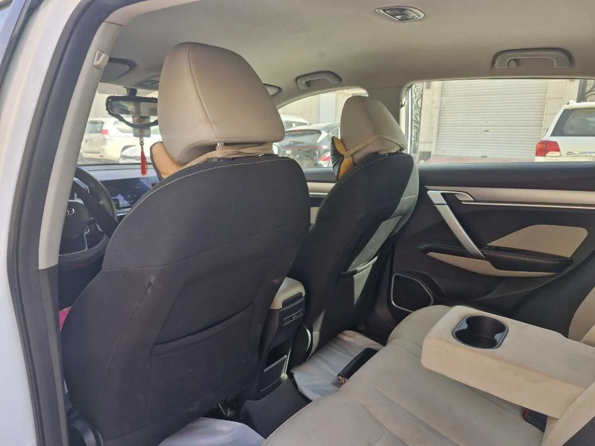 Car image 13