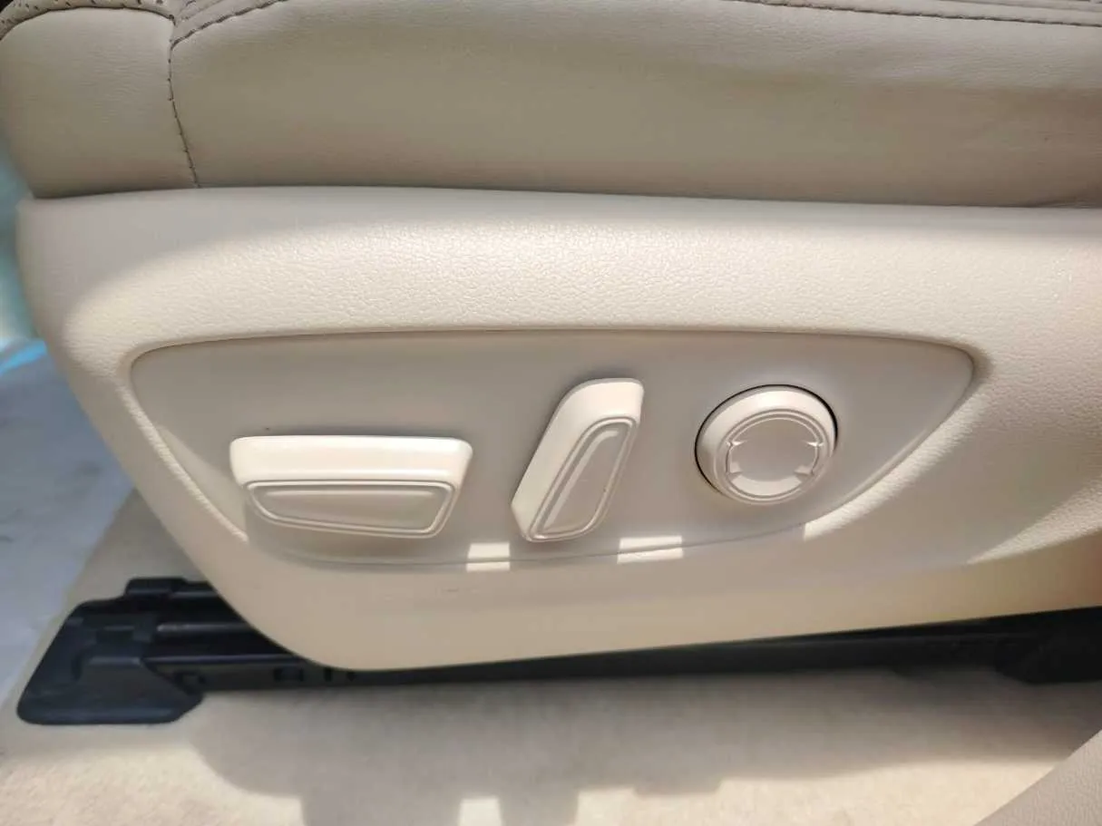 Car image 40