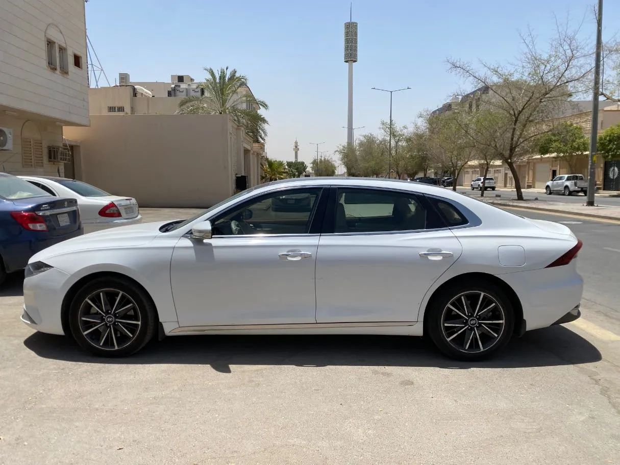 Car image 8
