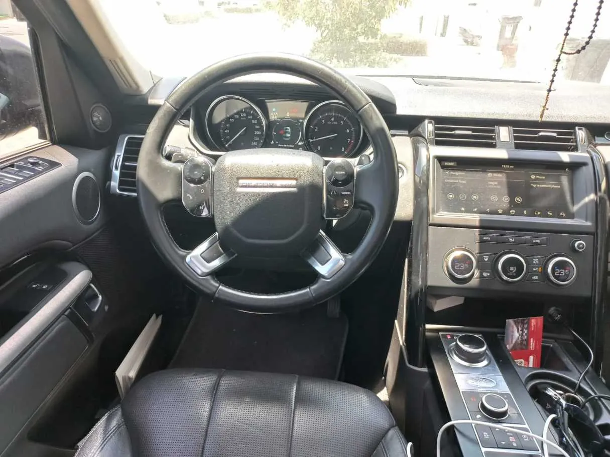 Car image 12