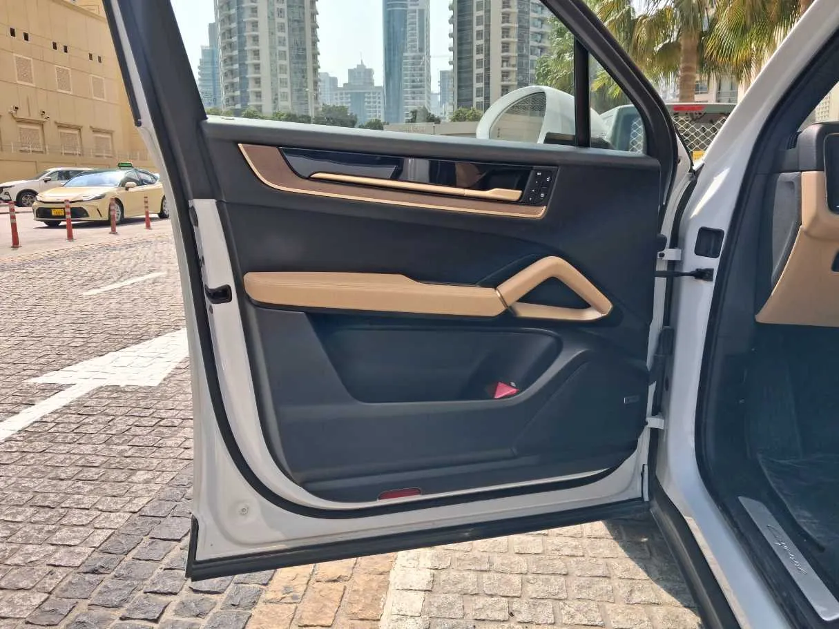 Car image 10