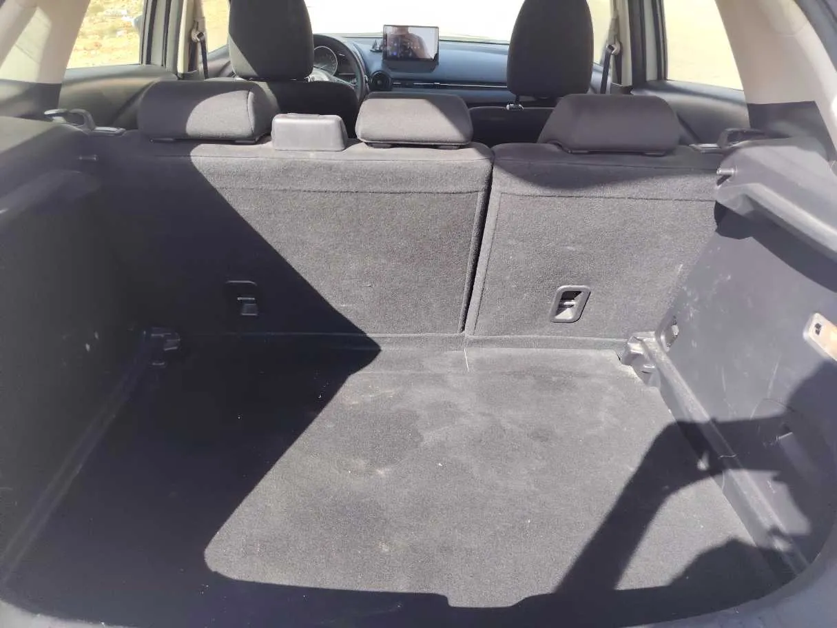 Car image 27