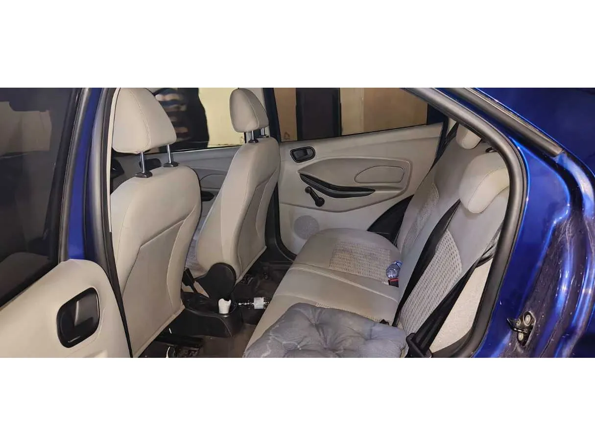 Car image 11