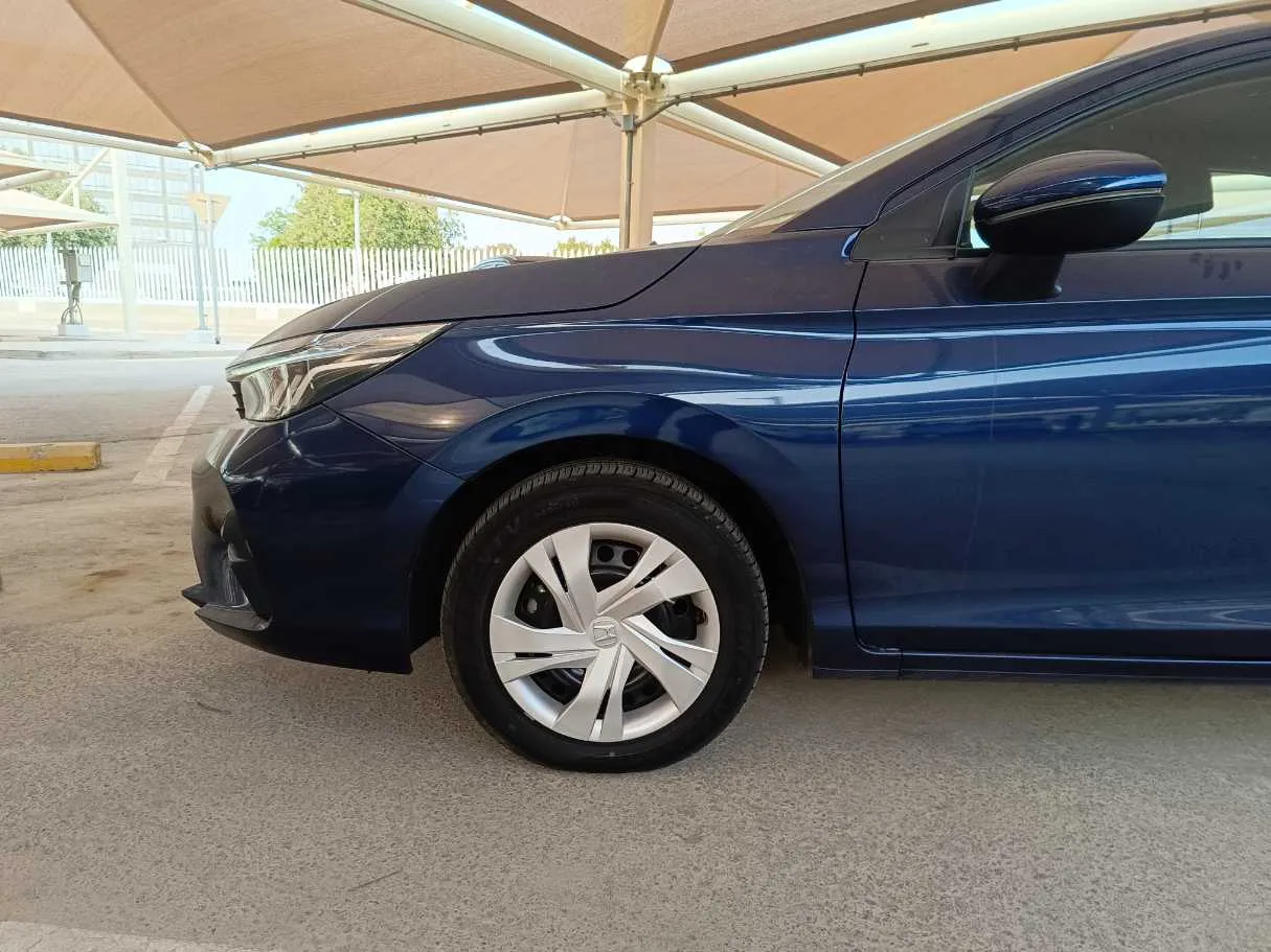 Car image 9