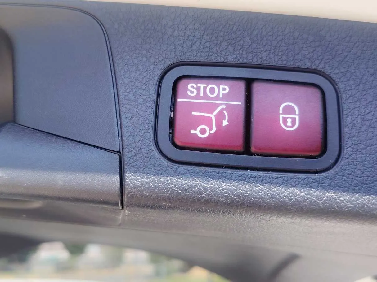 Car image 24