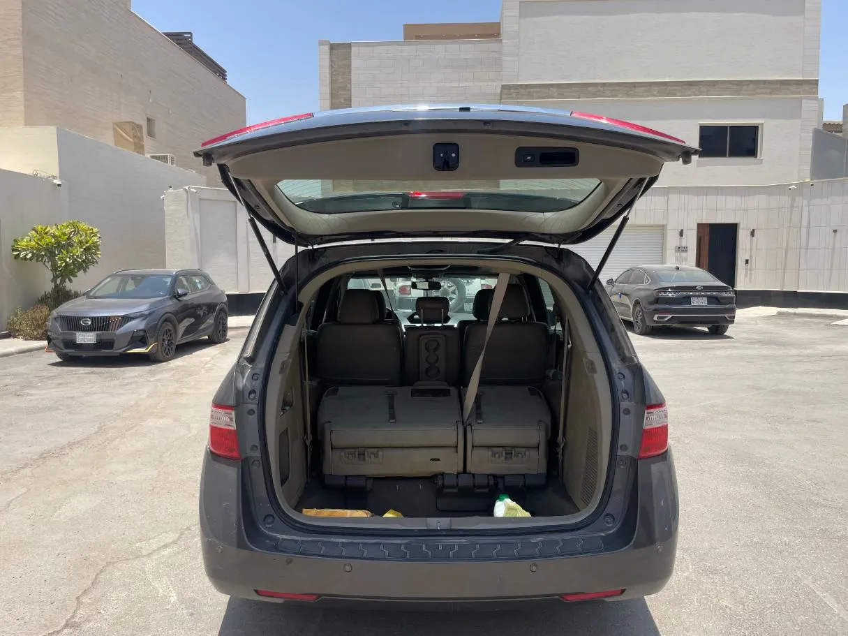 Car image 19