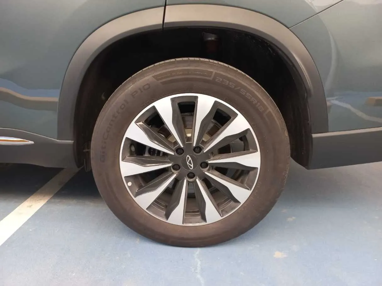Car image 9
