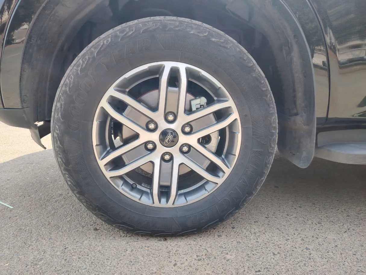 Car image 9