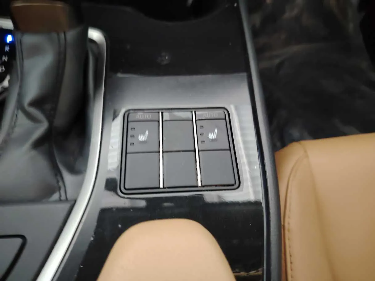 Car image 25