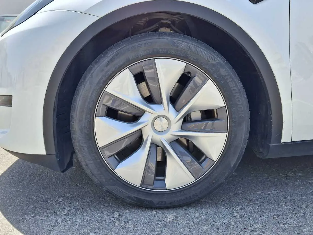 Car image 9
