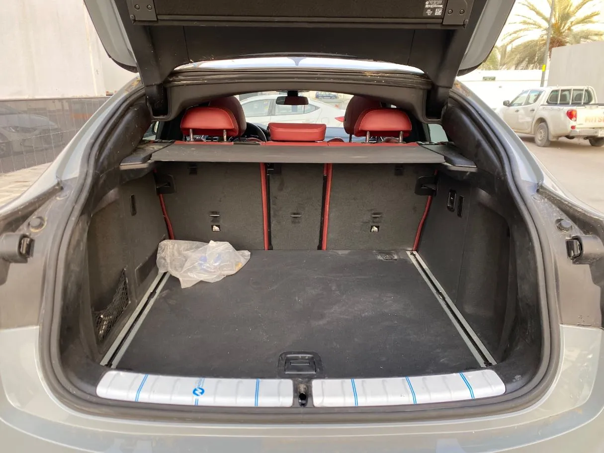 Car image 19