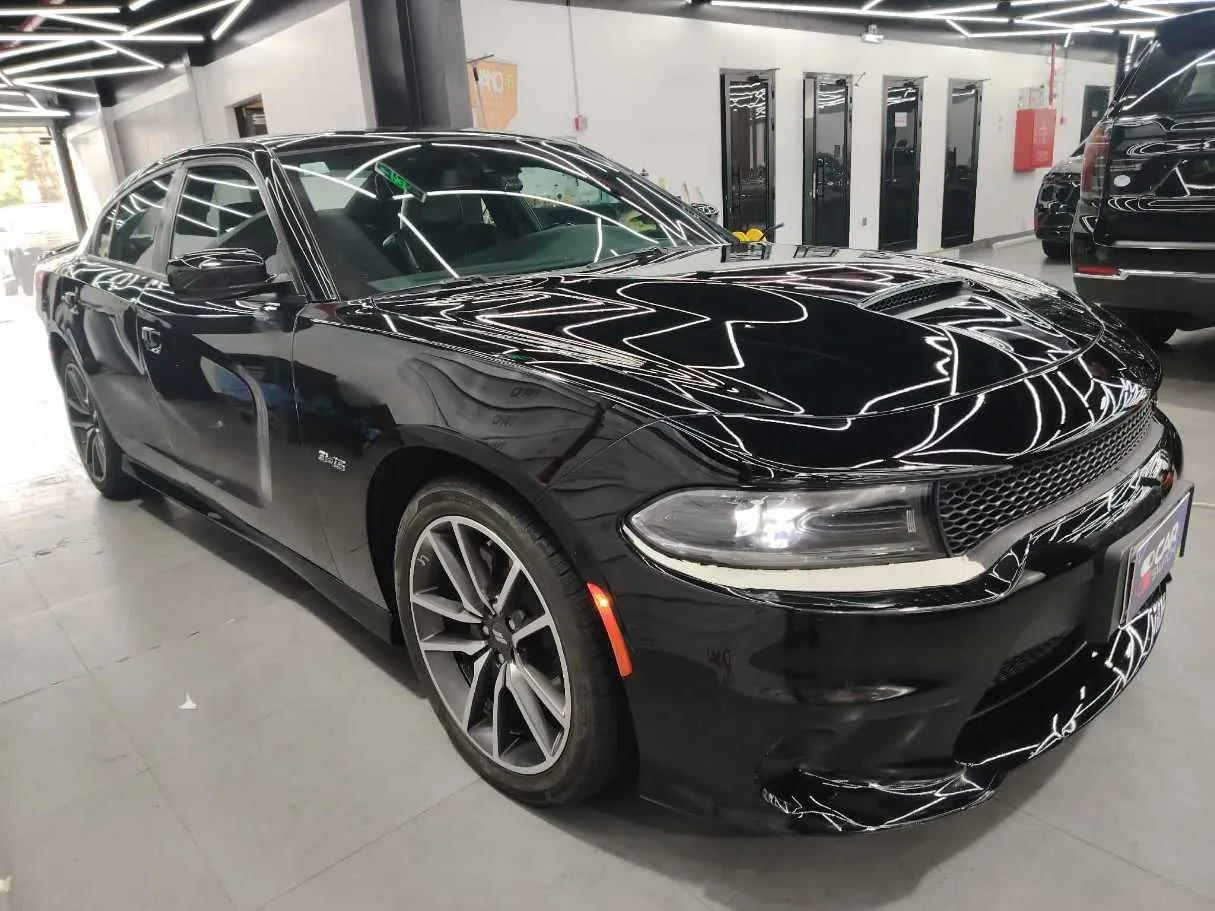 Car image 4