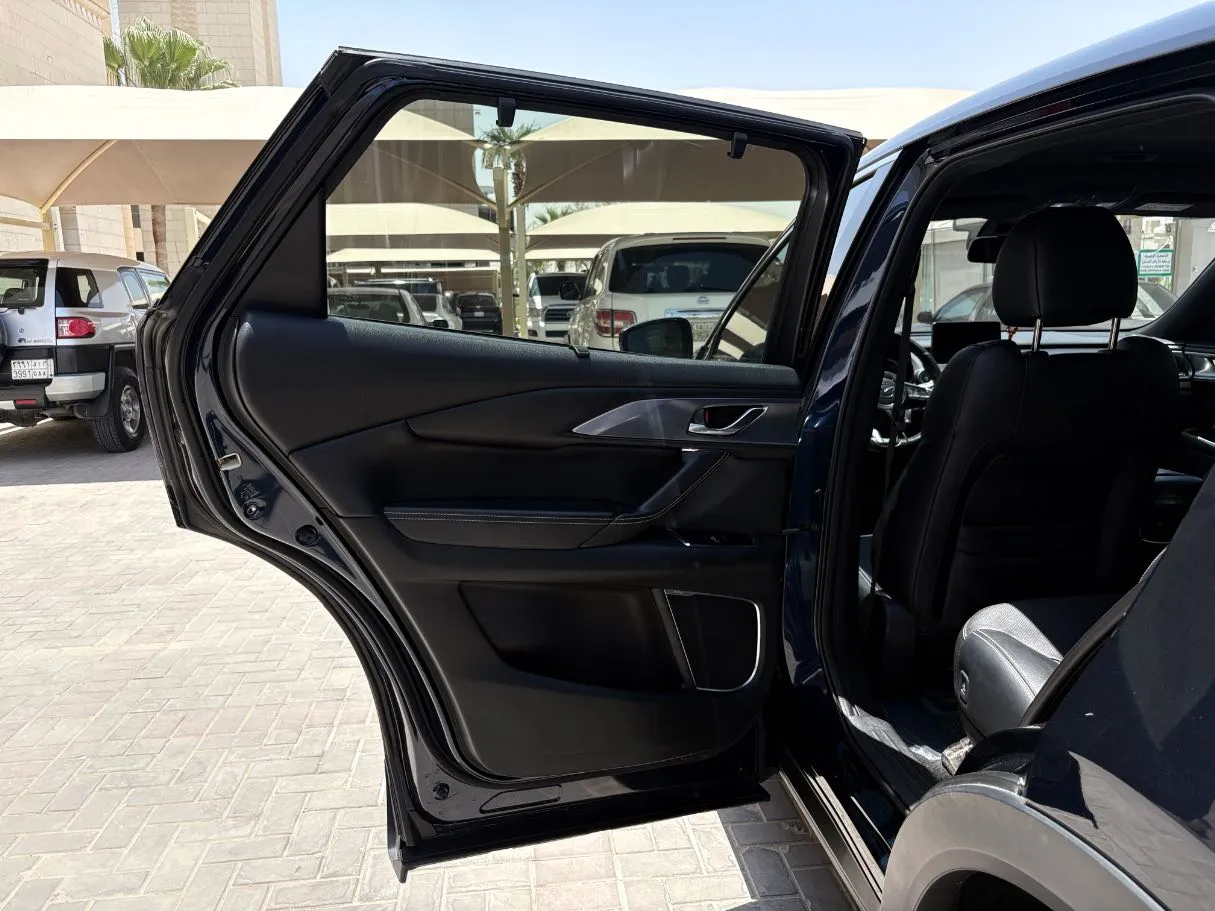 Car image 15