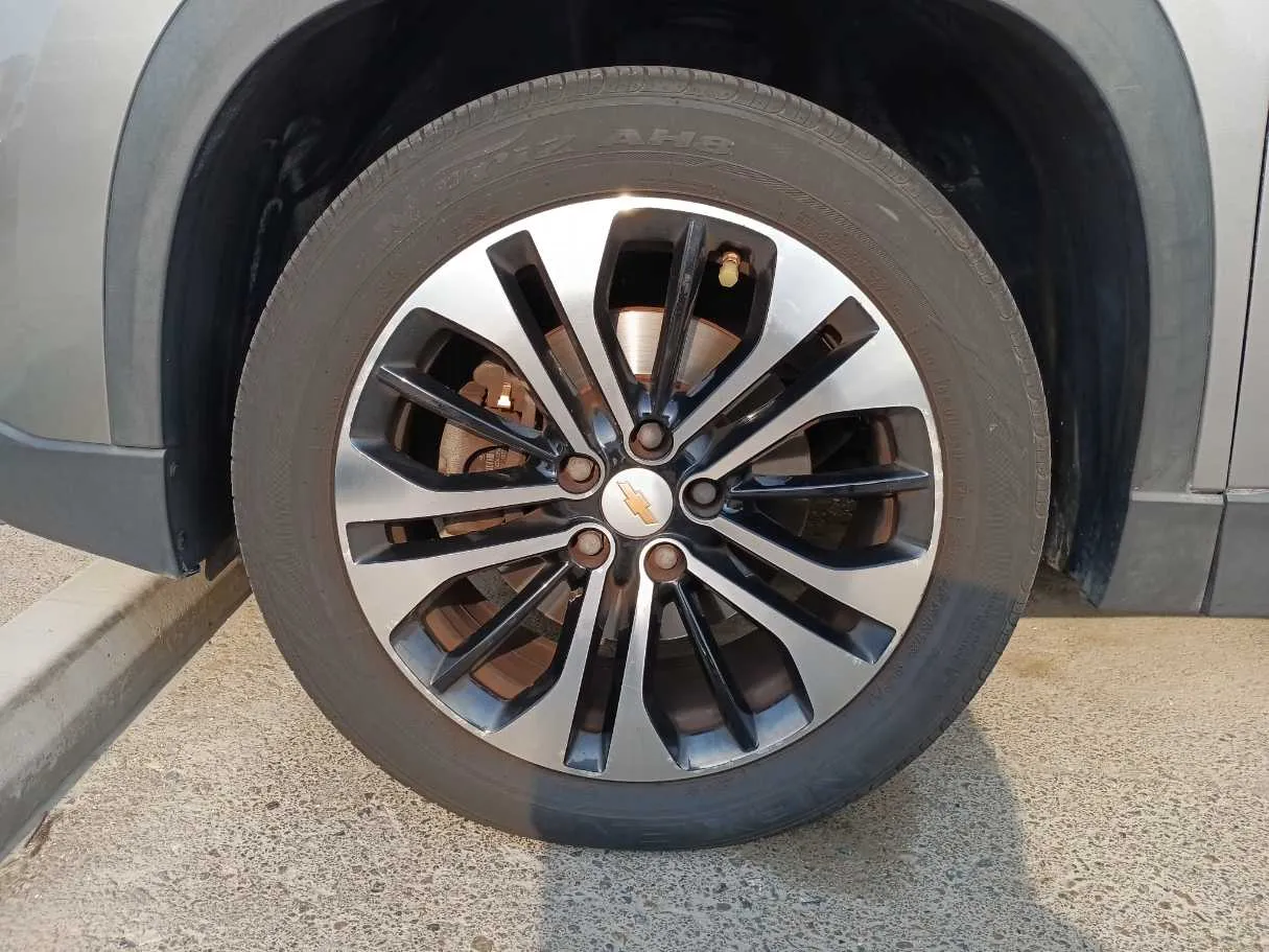 Car image 9