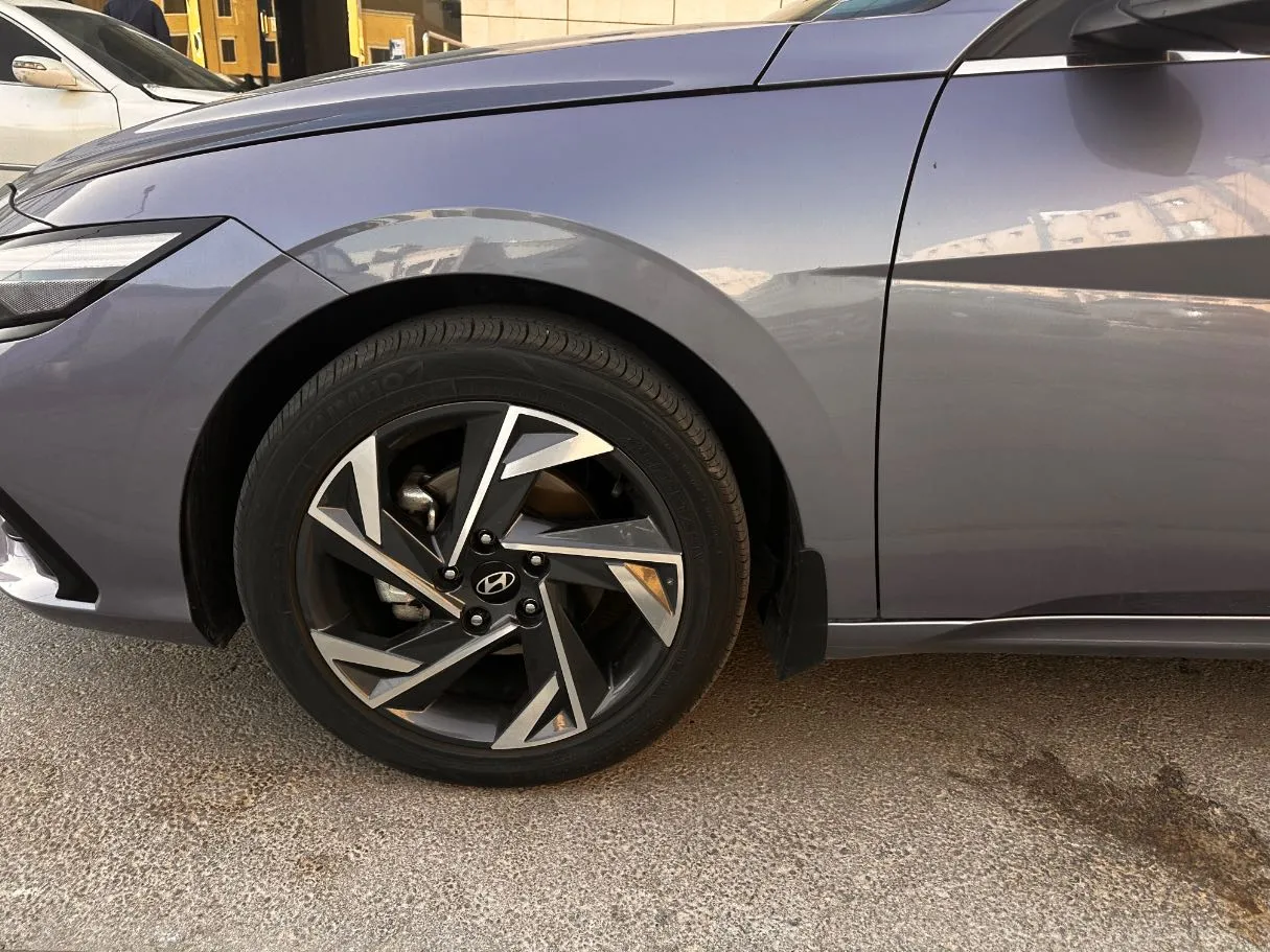 Car image 9