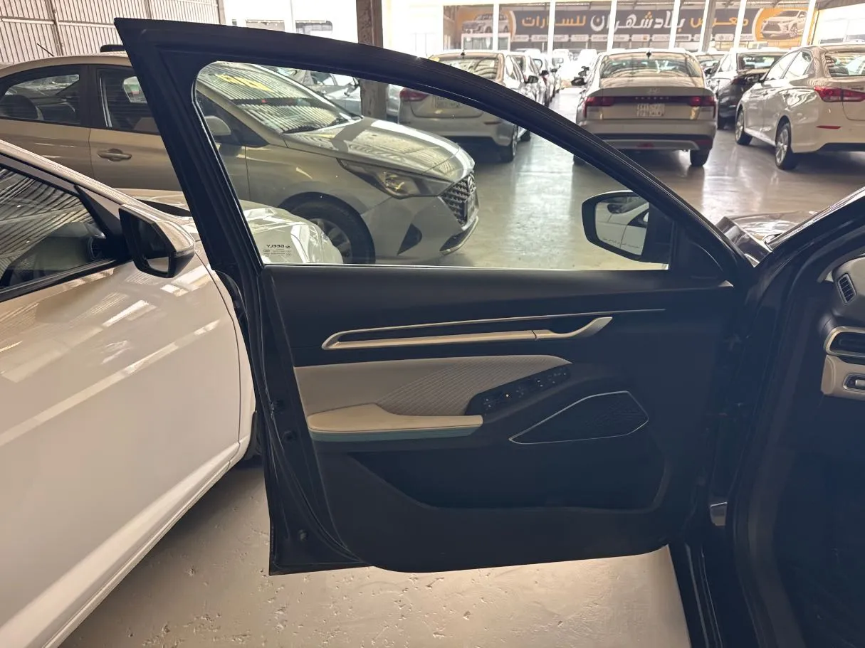 Car image 8