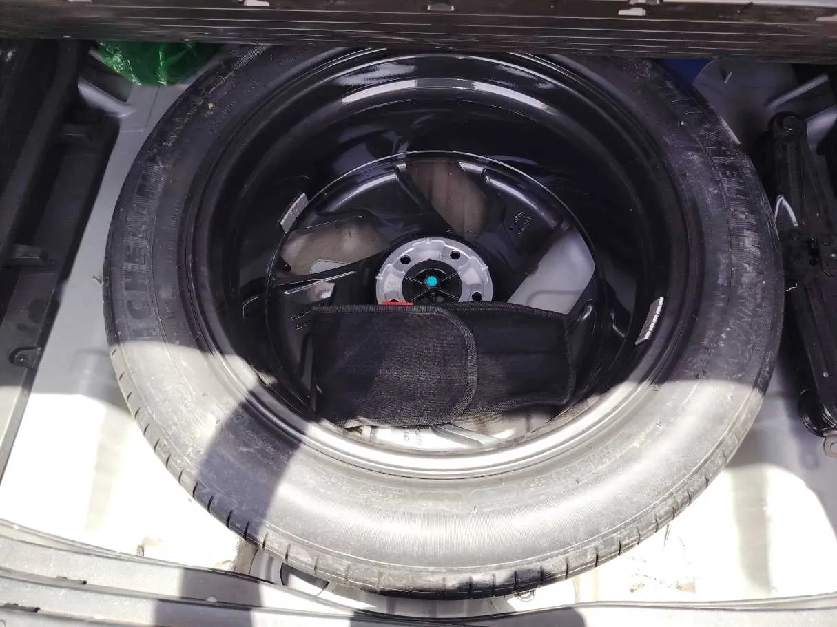 Car image 32