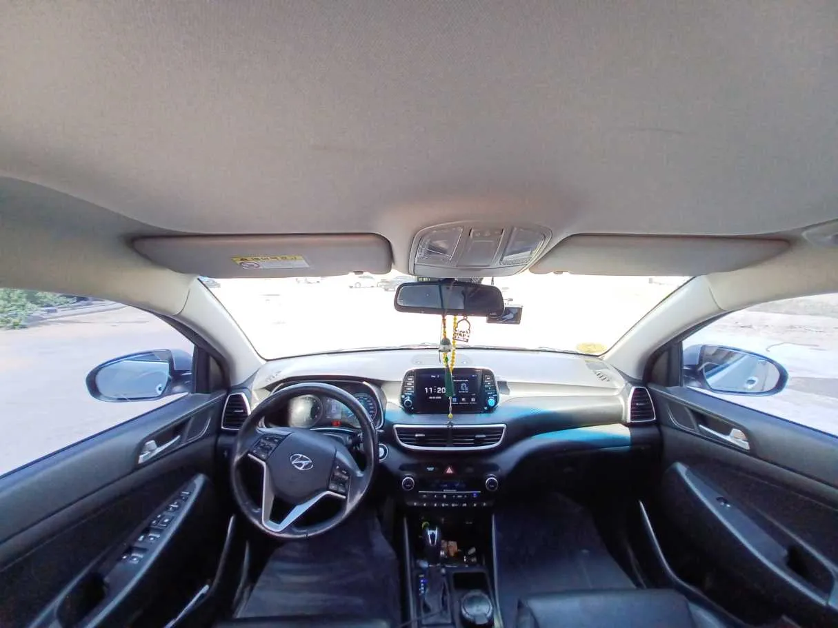 Car image 12