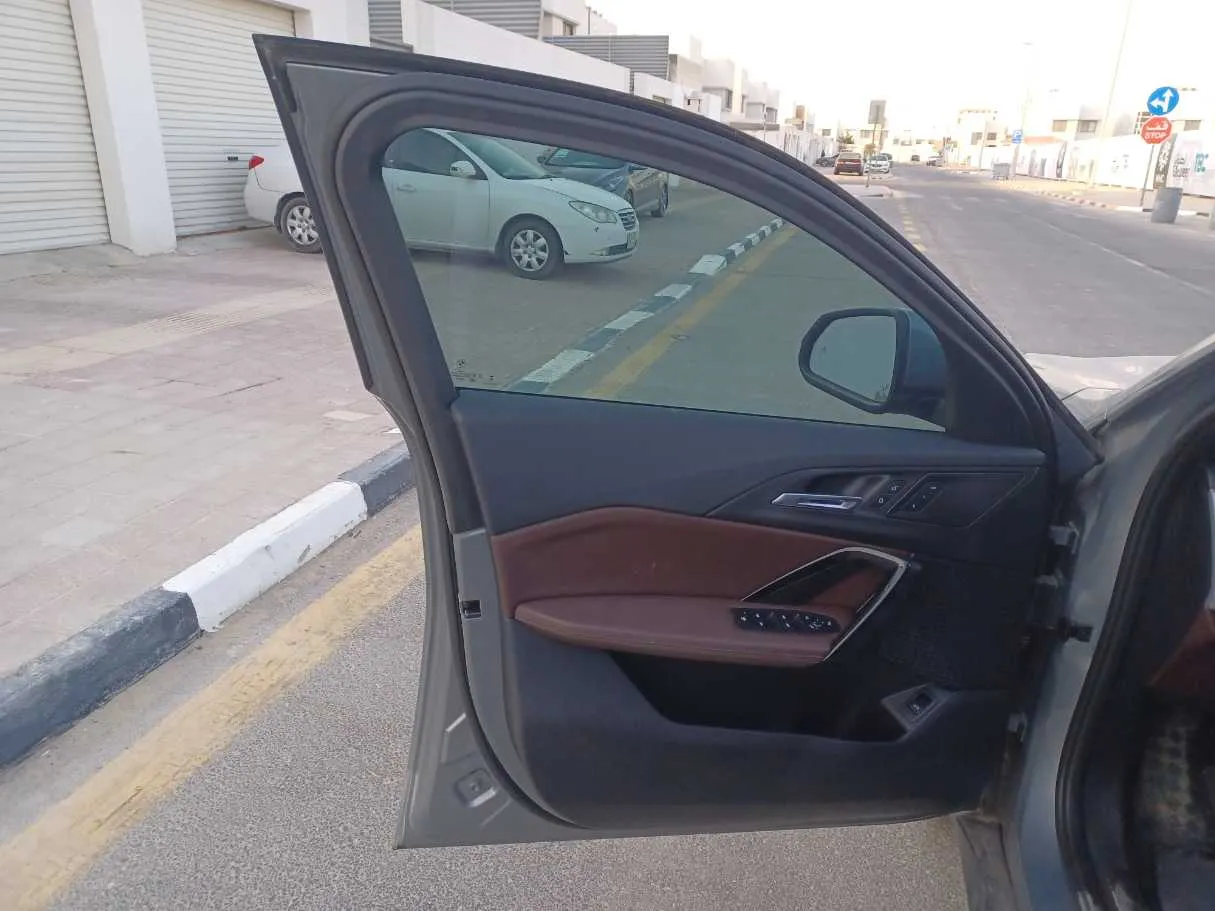 Car image 10