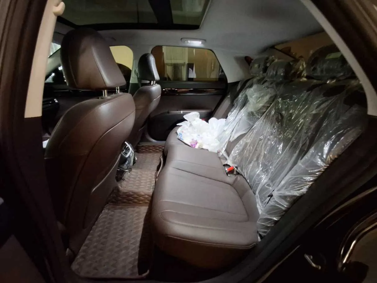 Car image 11