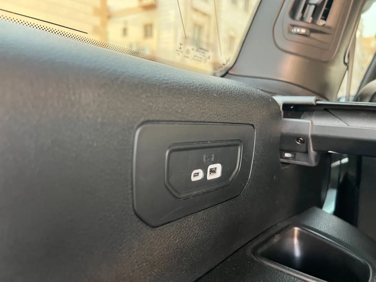 Car image 25