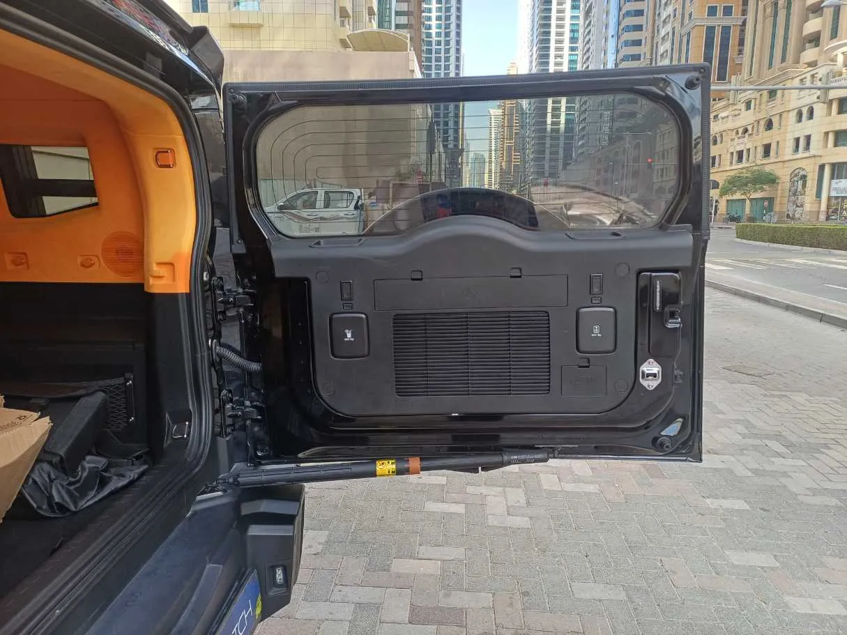 Car image 19