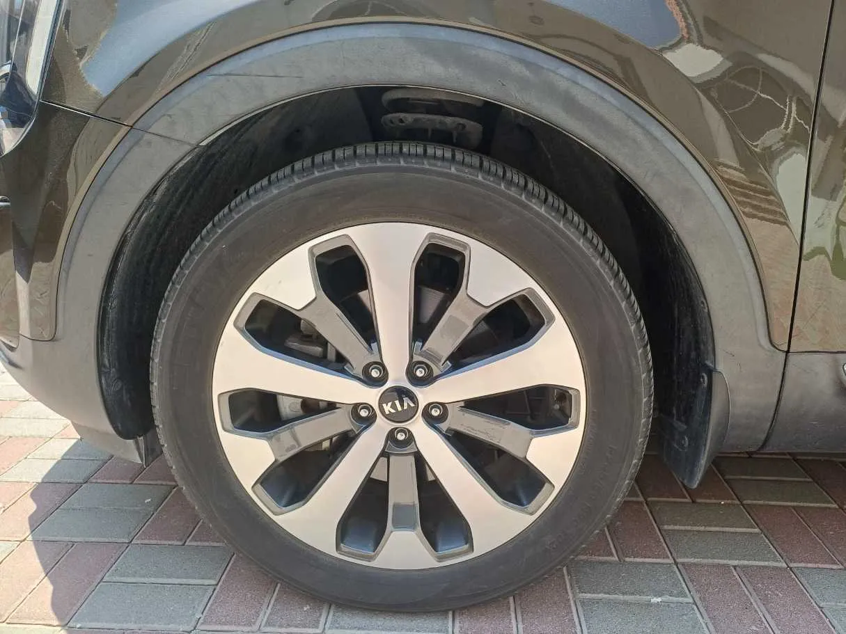 Car image 9