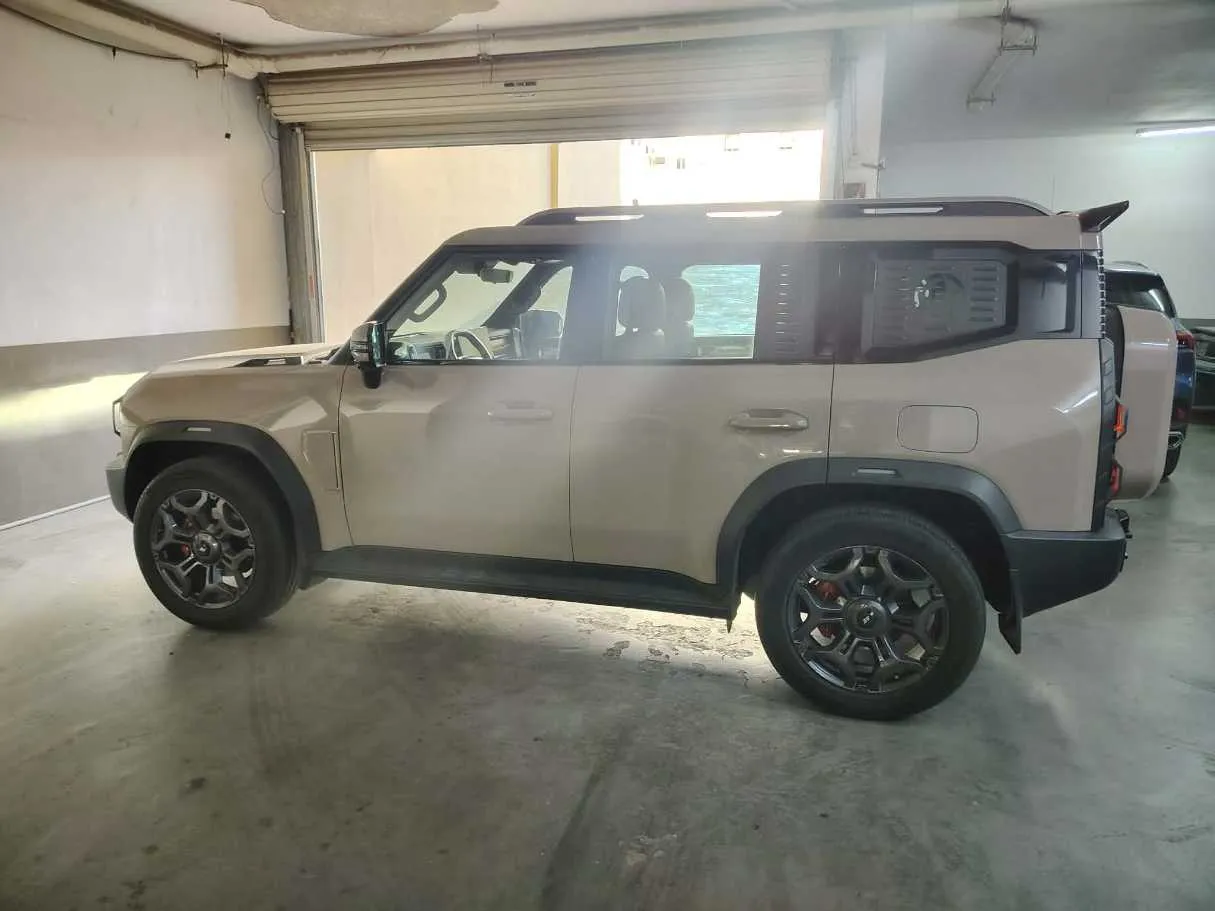 Car image 9