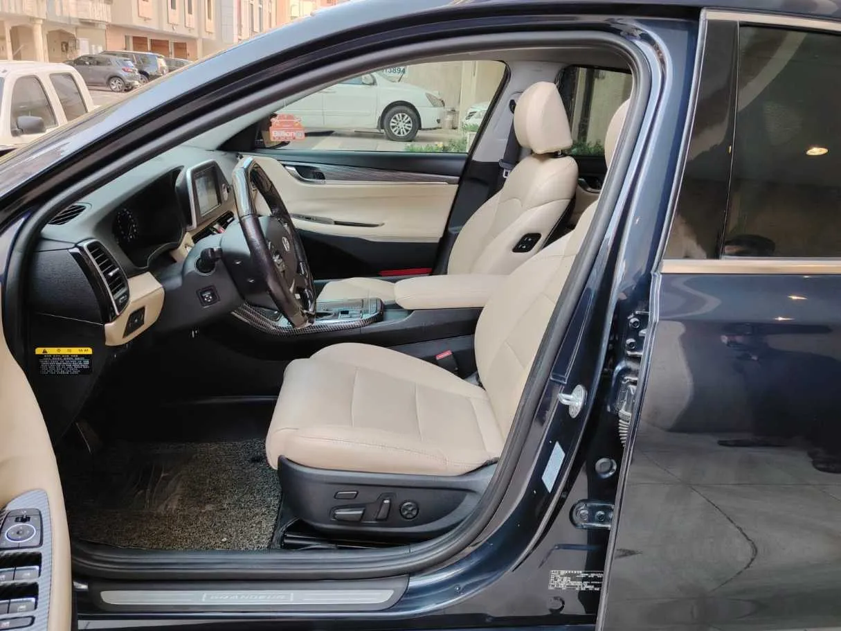 Car image 13