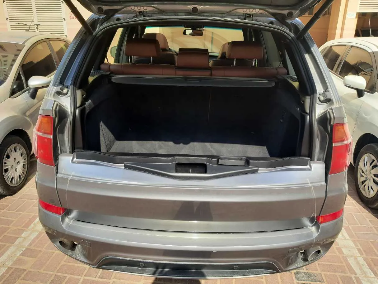 Car image 19