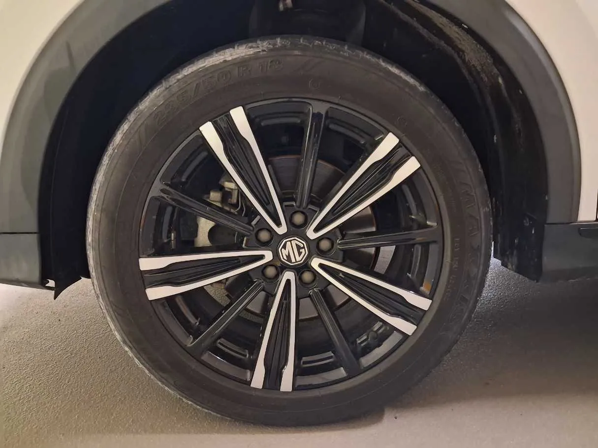 Car image 10