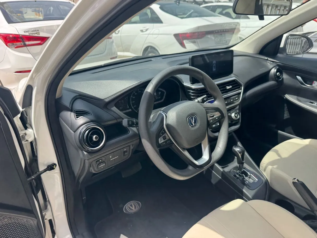 Car image 14