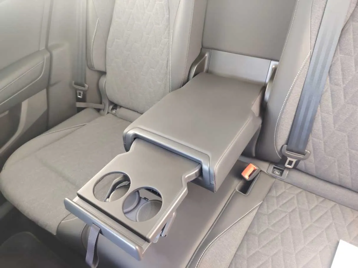 Car image 18