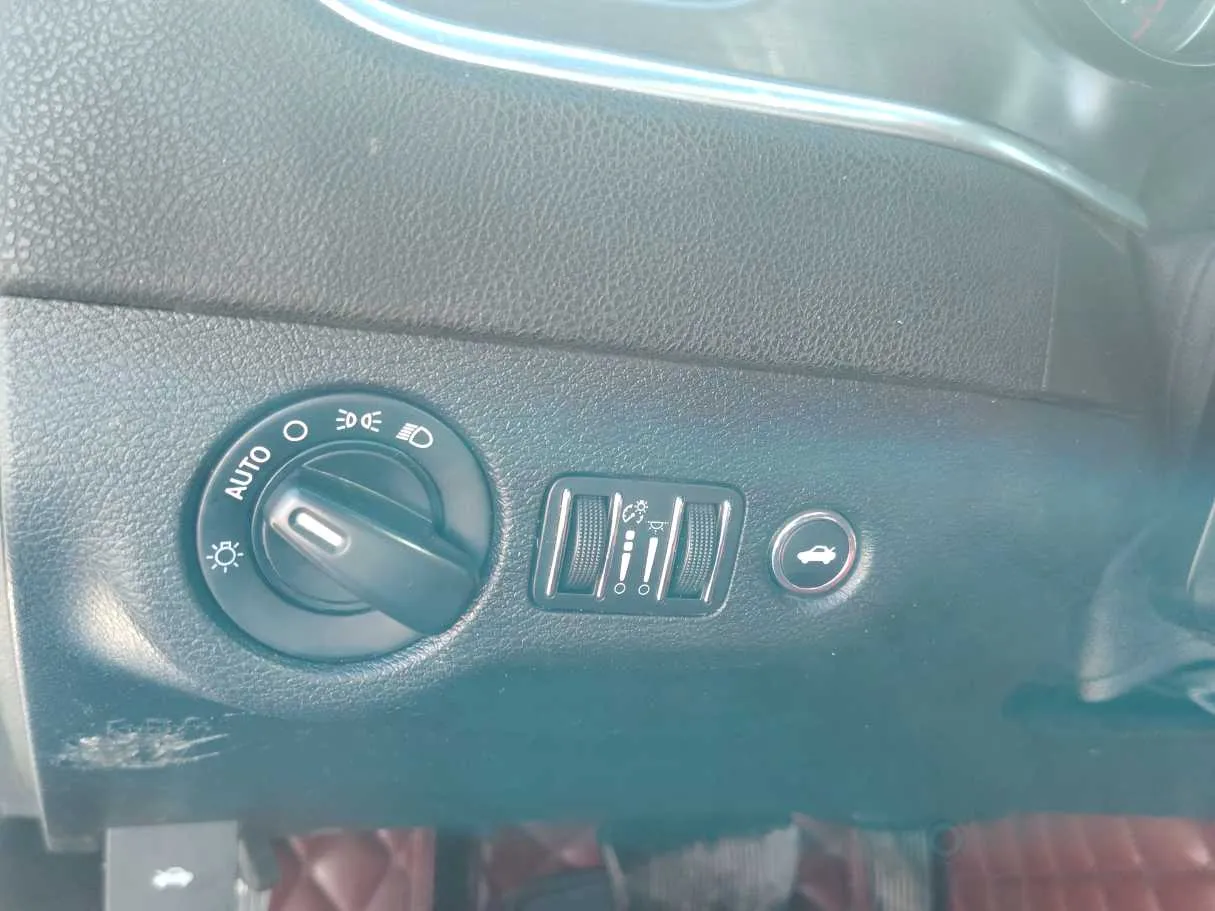 Car image 27