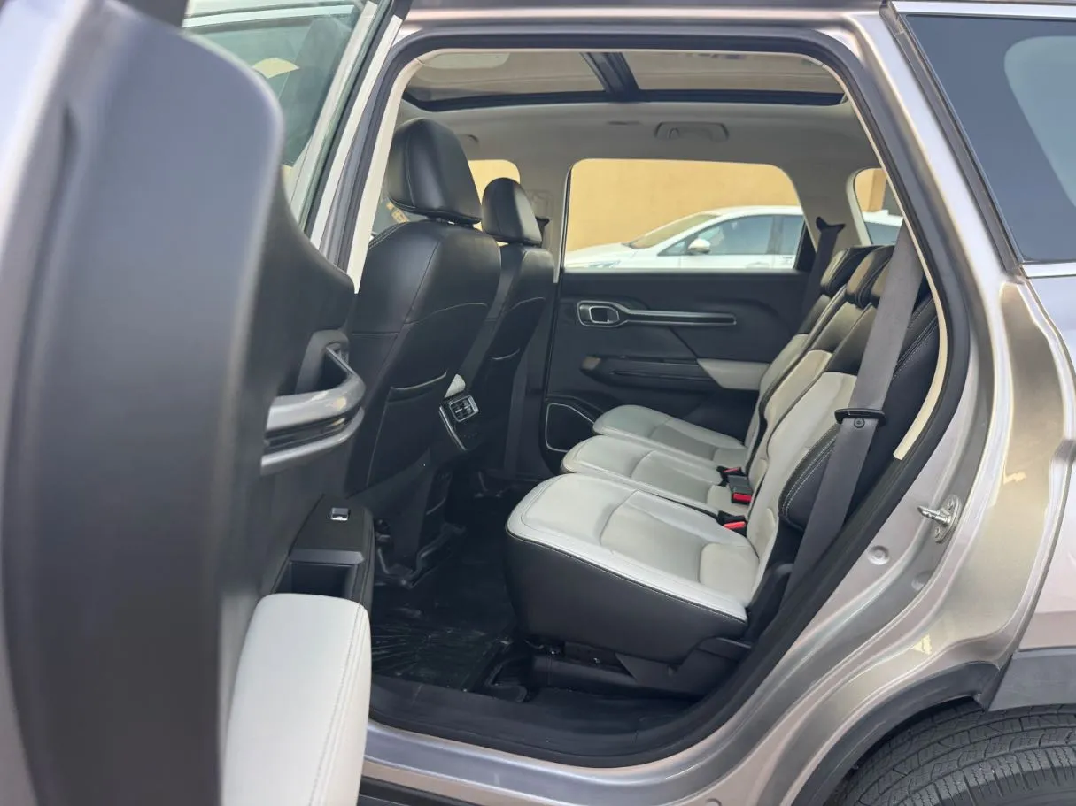 Car image 13