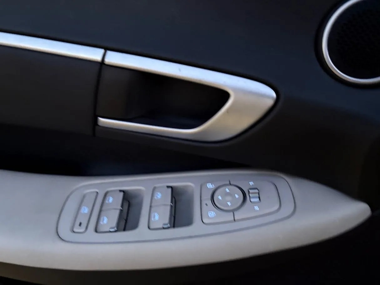 Car image 25