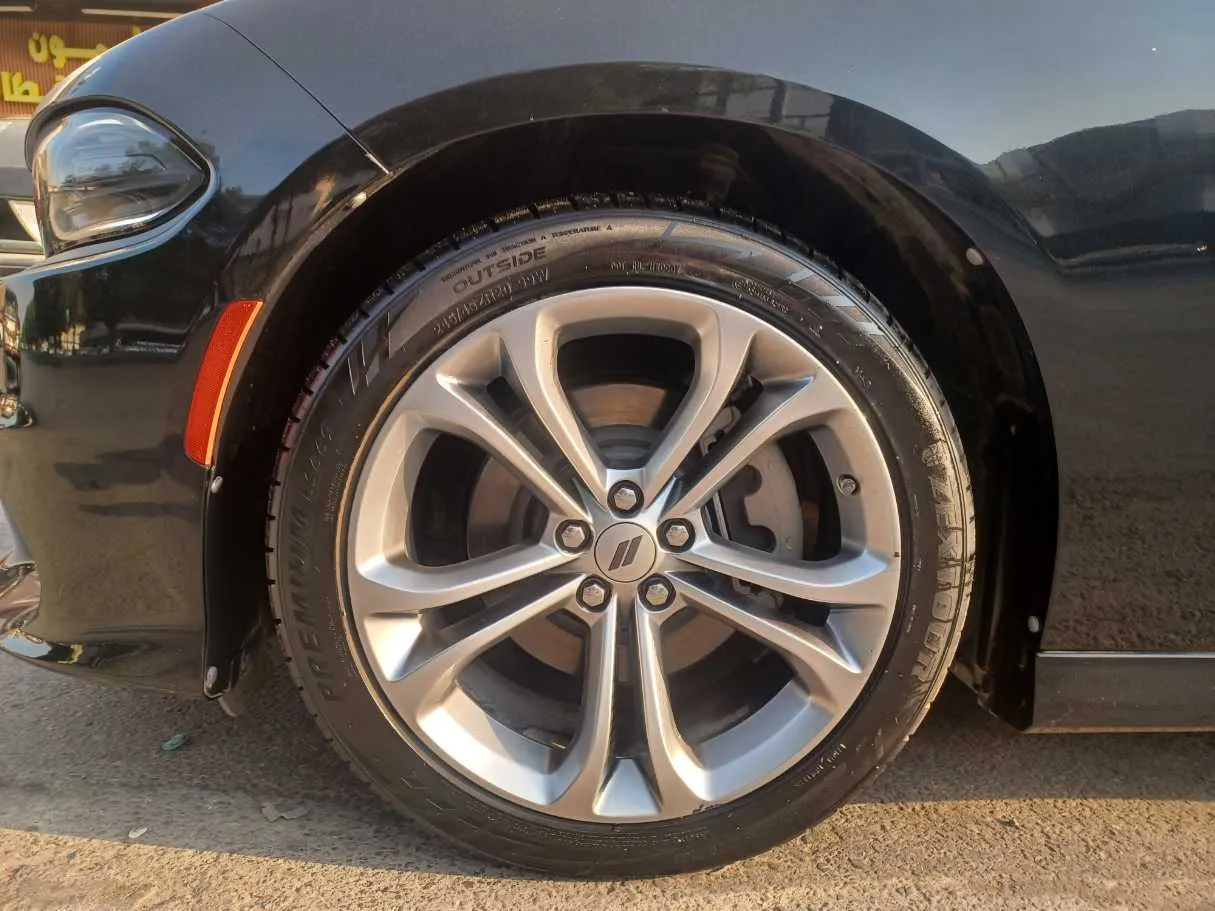 Car image 9