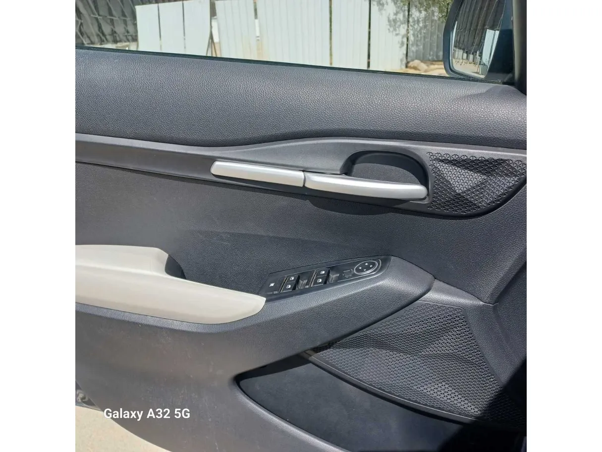 Car image 25