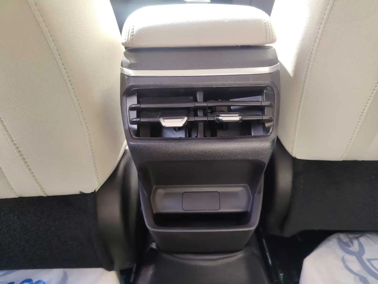 Car image 28