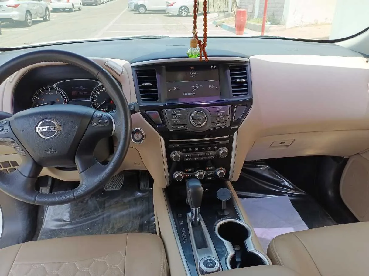 Car image 18