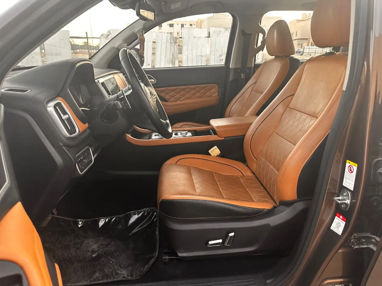 Car image 12