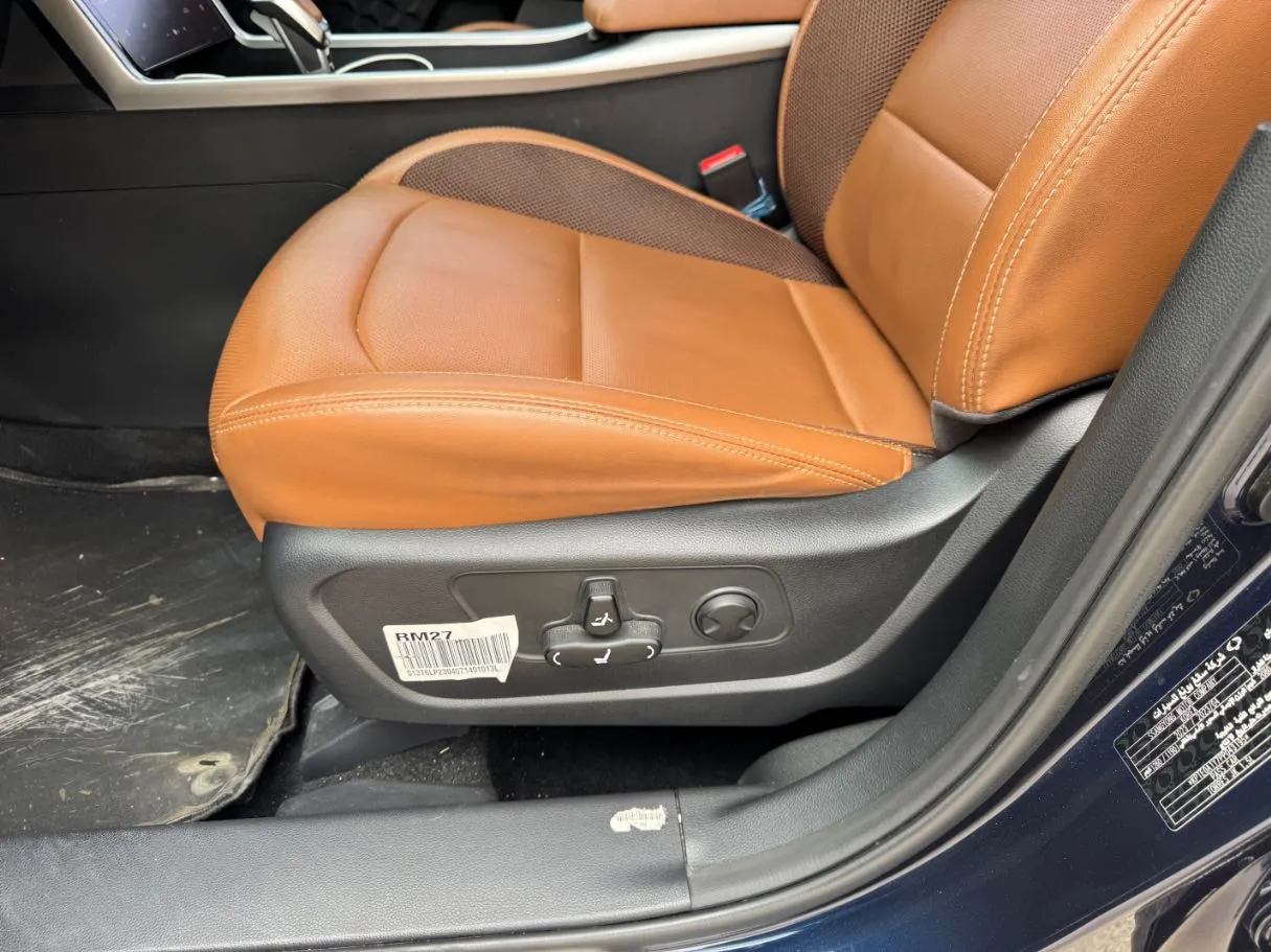Car image 19