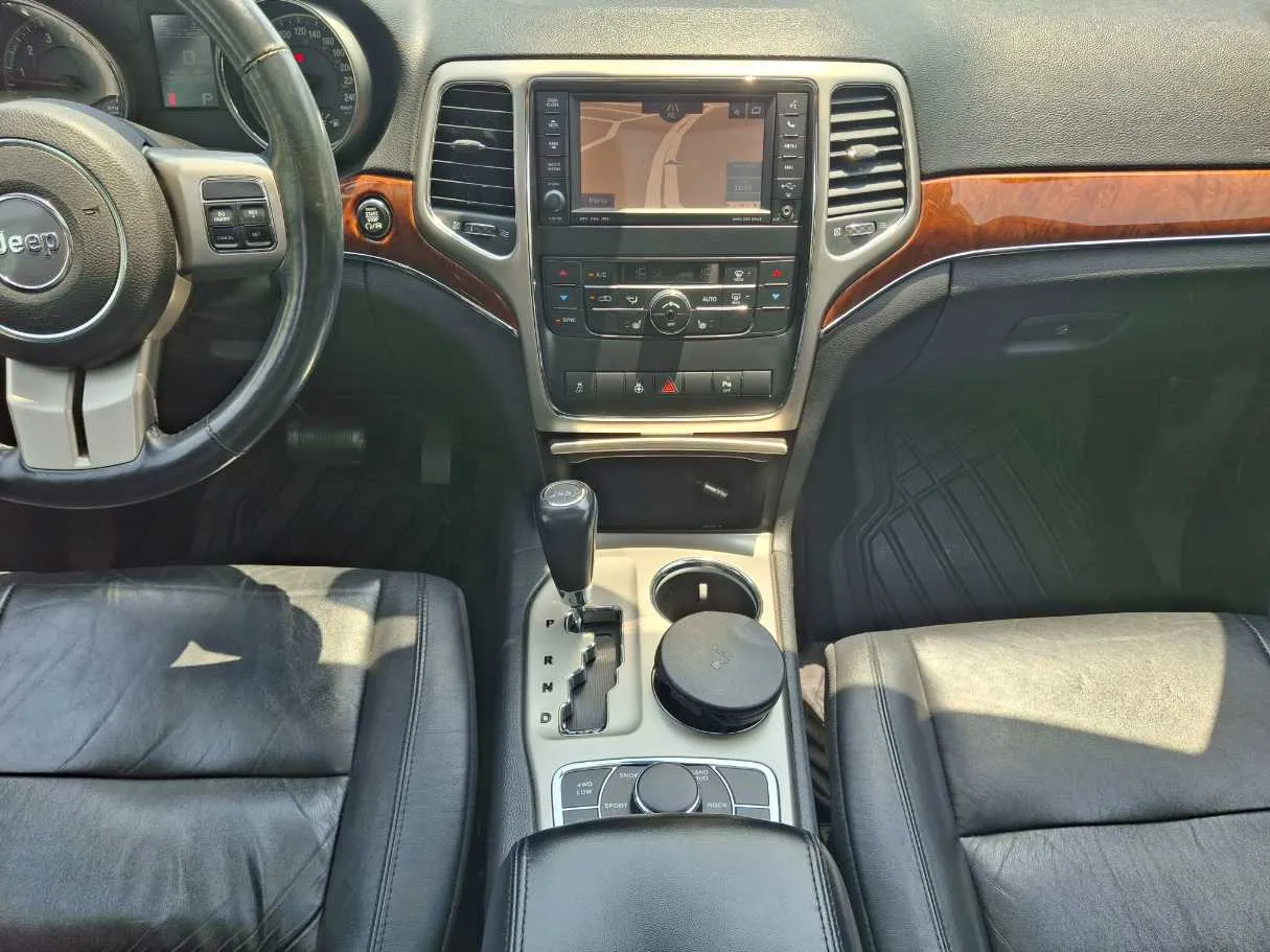 Car image 14