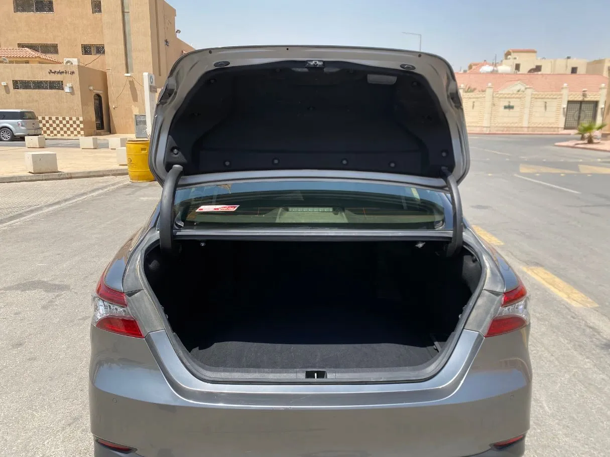 Car image 19