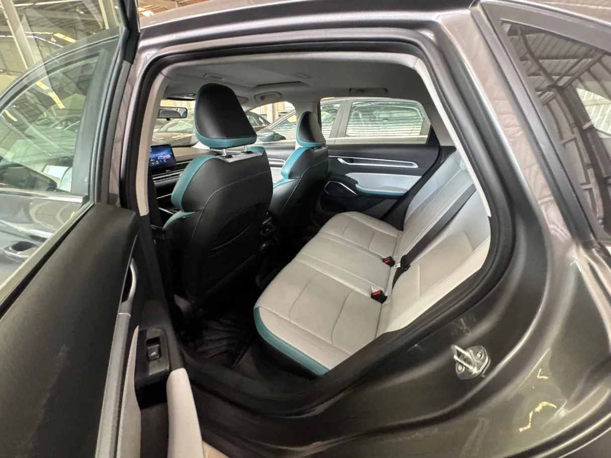 Car image 13
